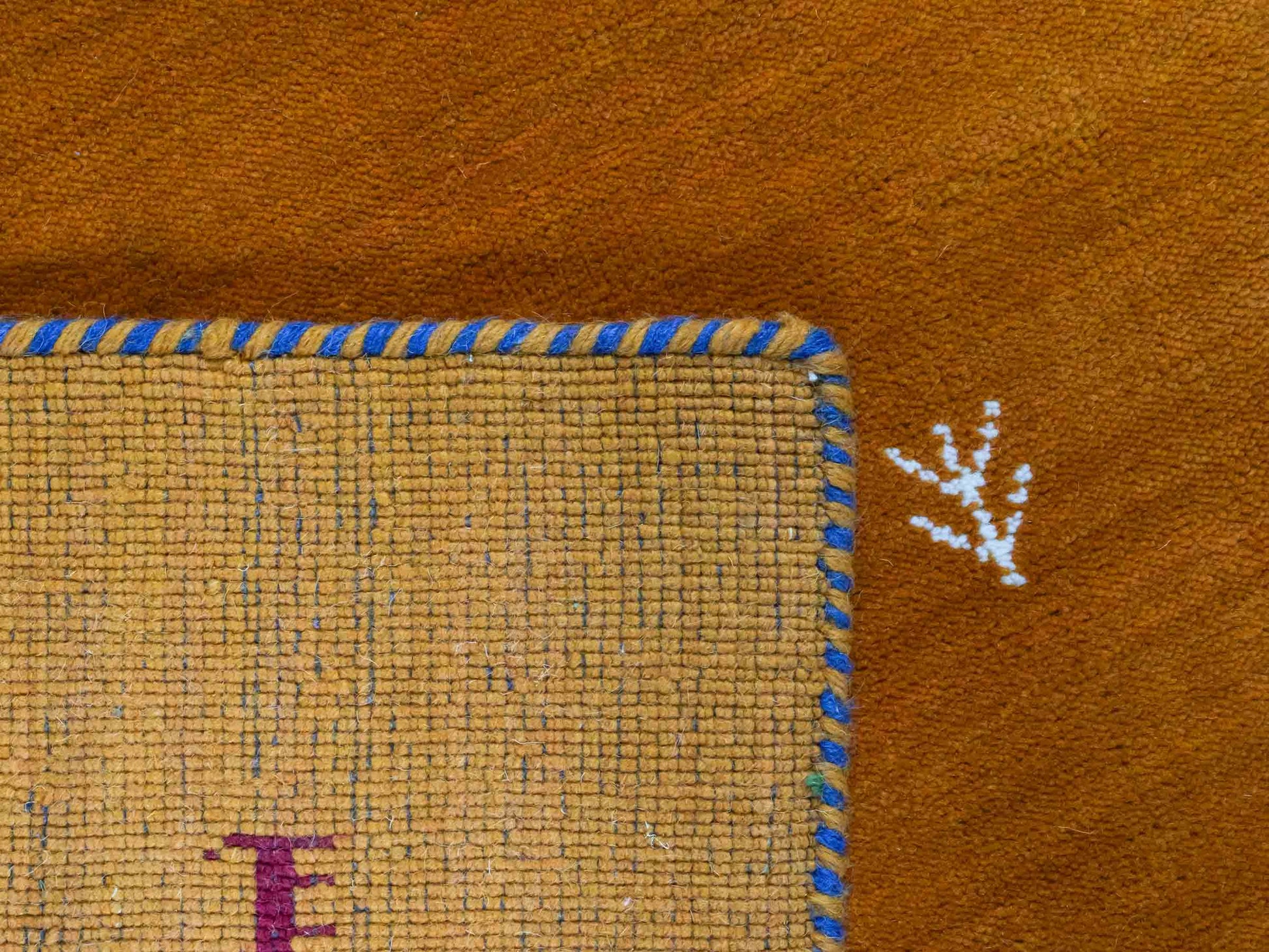 Moderner, Handloom Lori Gabbeh Orientteppich von Khademi aus Wolle, gelb. Geometrisches Nomaden-Design. Produziert in Indien. Größe: 151x84cm. Teppichnummer: KB4-1518. Verkauf durch Jupiter Intl.