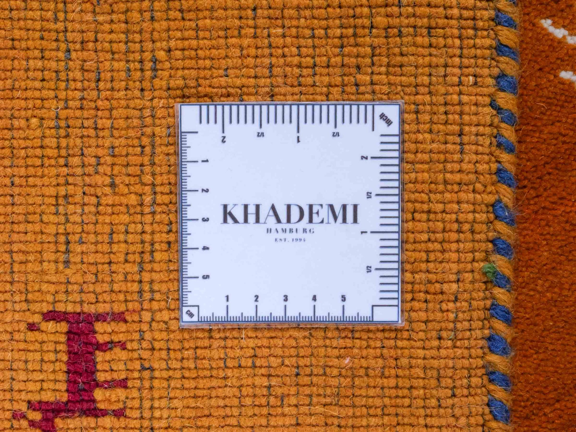 Moderner, Handloom Lori Gabbeh Orientteppich von Khademi aus Wolle, gelb. Geometrisches Nomaden-Design. Produziert in Indien. Größe: 151x84cm. Teppichnummer: KB4-1518. Verkauf durch Jupiter Intl.