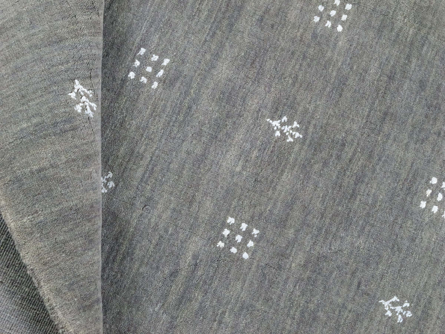 Moderner, Handloom Lori Gabbeh Orientteppich von Khademi aus Wolle, grau. Geometrisches Nomaden-Design. Produziert in Indien. Größe: 151x90cm. Teppichnummer: KB4-1553. Verkauf durch Jupiter Intl.