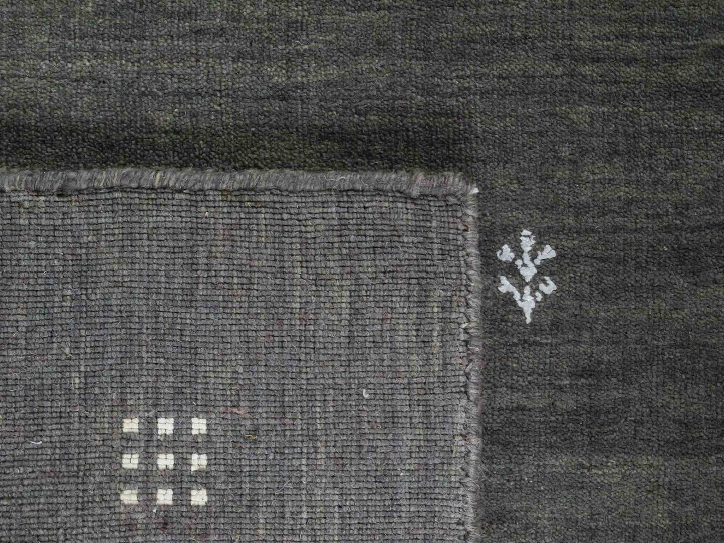 Moderner, Handloom Lori Gabbeh Orientteppich von Khademi aus Wolle, grau. Geometrisches Nomaden-Design. Produziert in Indien. Größe: 151x90cm. Teppichnummer: KB4-1553. Verkauf durch Jupiter Intl.