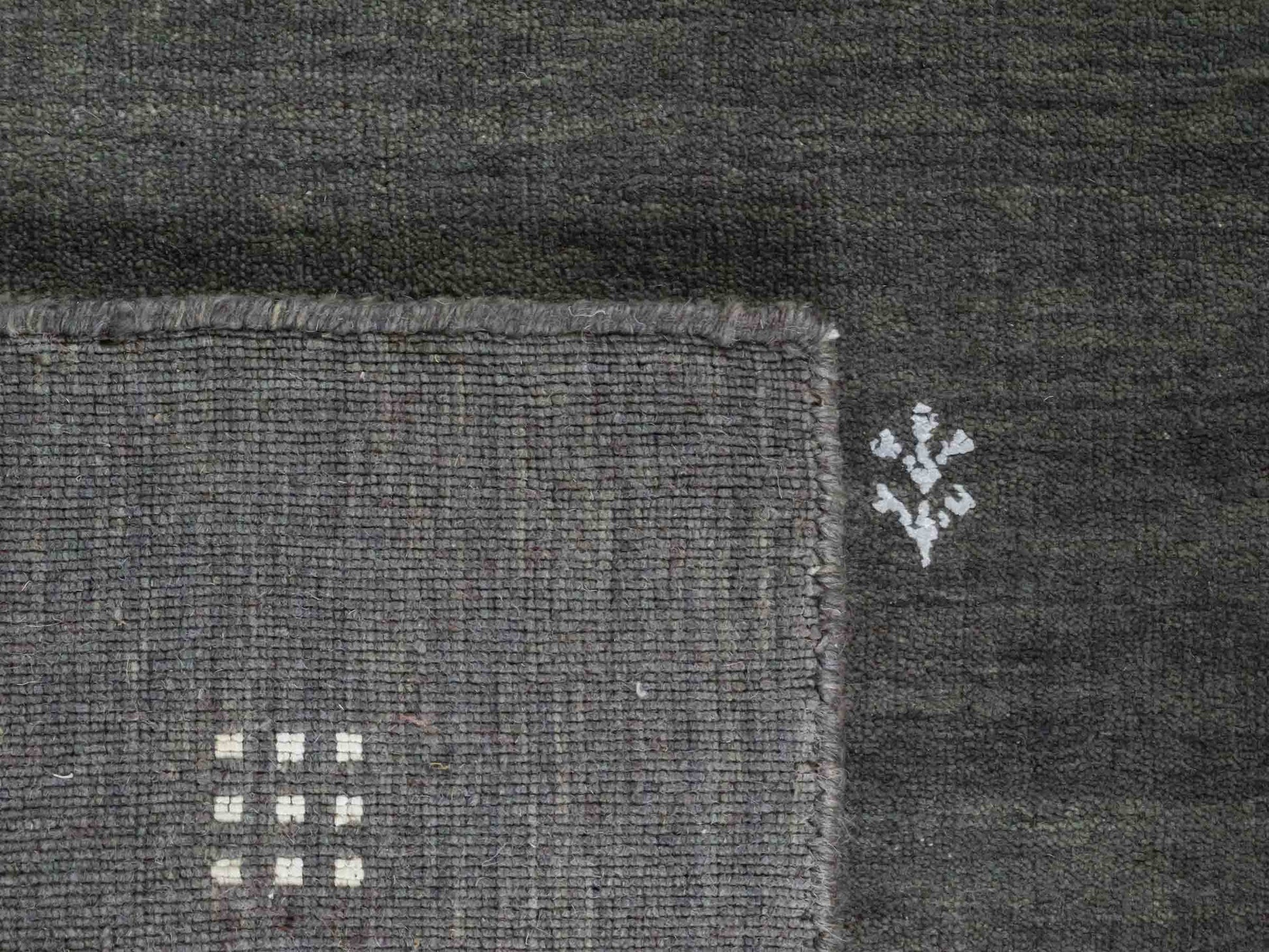 Moderner, Handloom Lori Gabbeh Orientteppich von Khademi aus Wolle, grau. Geometrisches Nomaden-Design. Produziert in Indien. Größe: 151x90cm. Teppichnummer: KB4-1553. Verkauf durch Jupiter Intl.