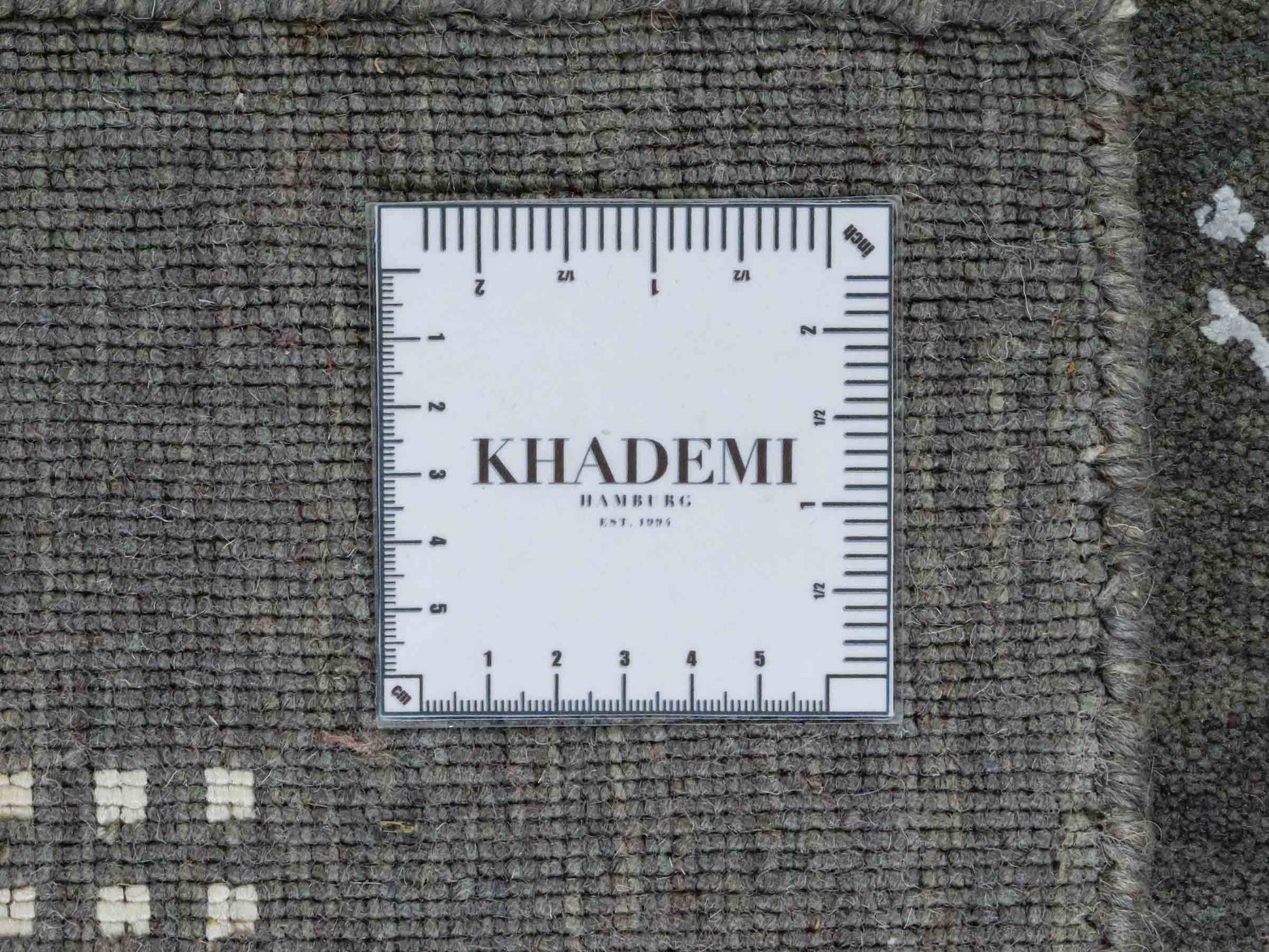 Moderner, Handloom Lori Gabbeh Orientteppich von Khademi aus Wolle, grau. Geometrisches Nomaden-Design. Produziert in Indien. Größe: 151x90cm. Teppichnummer: KB4-1553. Verkauf durch Jupiter Intl.