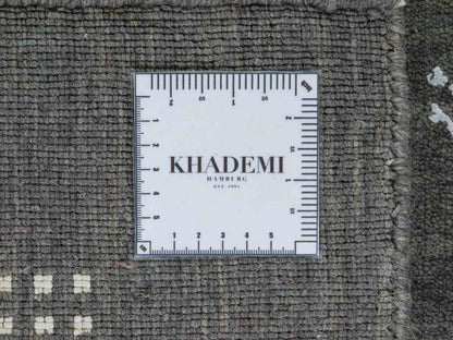 Moderner, Handloom Lori Gabbeh Orientteppich von Khademi aus Wolle, grau. Geometrisches Nomaden-Design. Produziert in Indien. Größe: 151x90cm. Teppichnummer: KB4-1553. Verkauf durch Jupiter Intl.