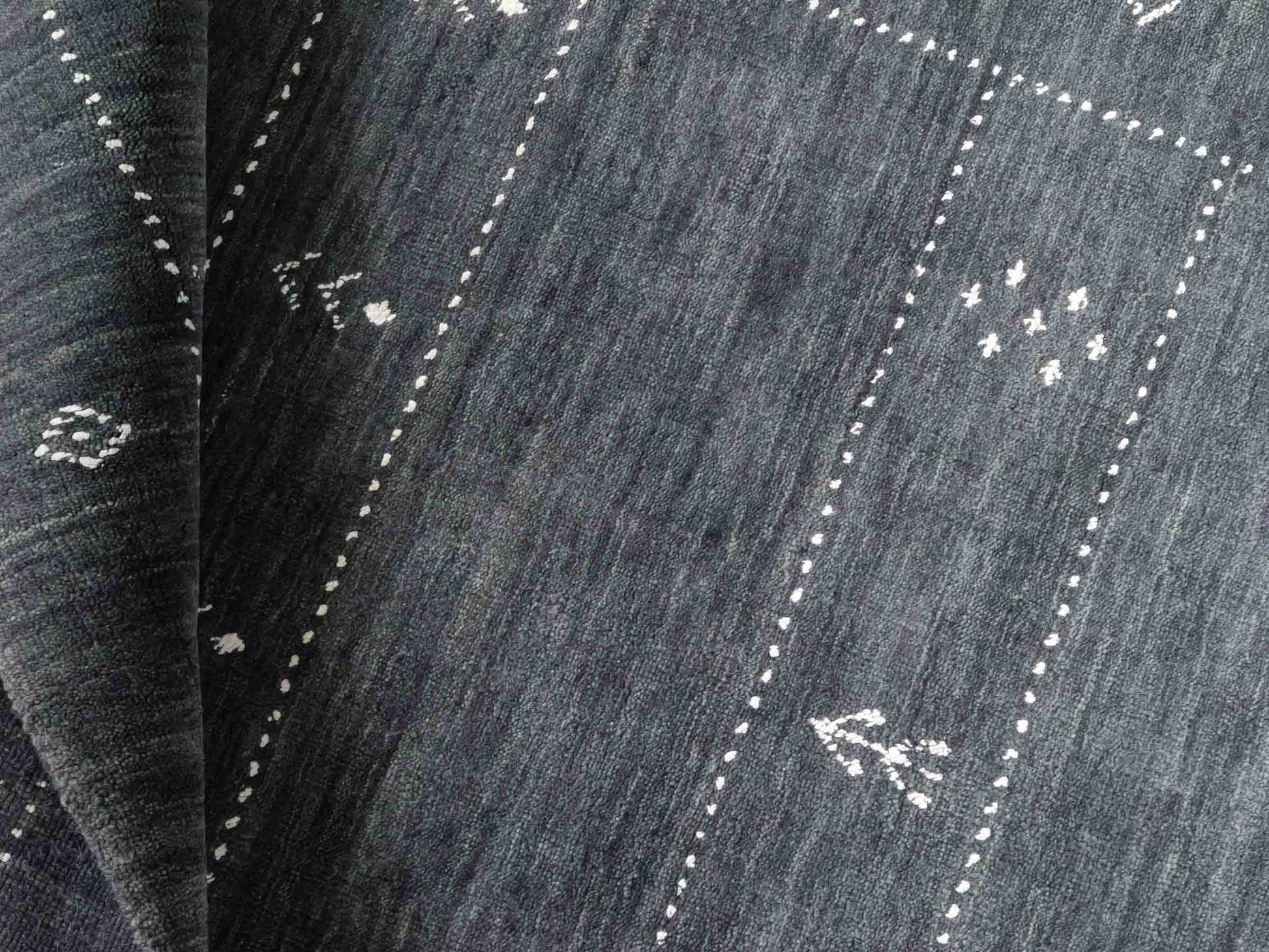 Moderner, Handloom Lori Gabbeh Orientteppich von Khademi aus Wolle, anthrazit. Geometrisches Nomaden-Design. Produziert in Indien. Größe: 151x91cm. Teppichnummer: KB4-1554. Verkauf durch Jupiter Intl.