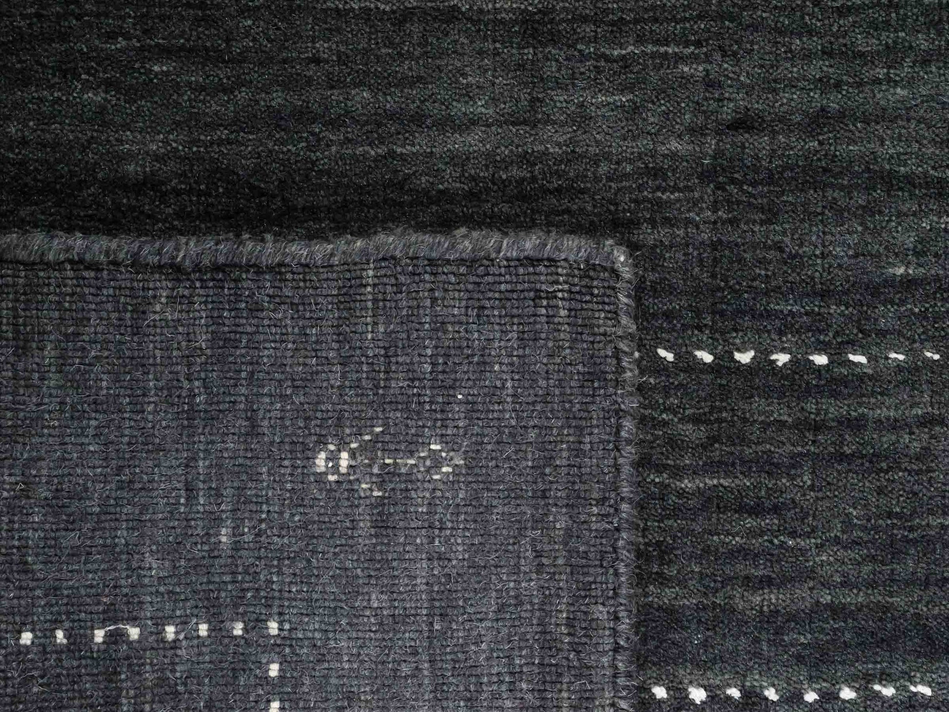 Moderner, Handloom Lori Gabbeh Orientteppich von Khademi aus Wolle, anthrazit. Geometrisches Nomaden-Design. Produziert in Indien. Größe: 151x91cm. Teppichnummer: KB4-1554. Verkauf durch Jupiter Intl.