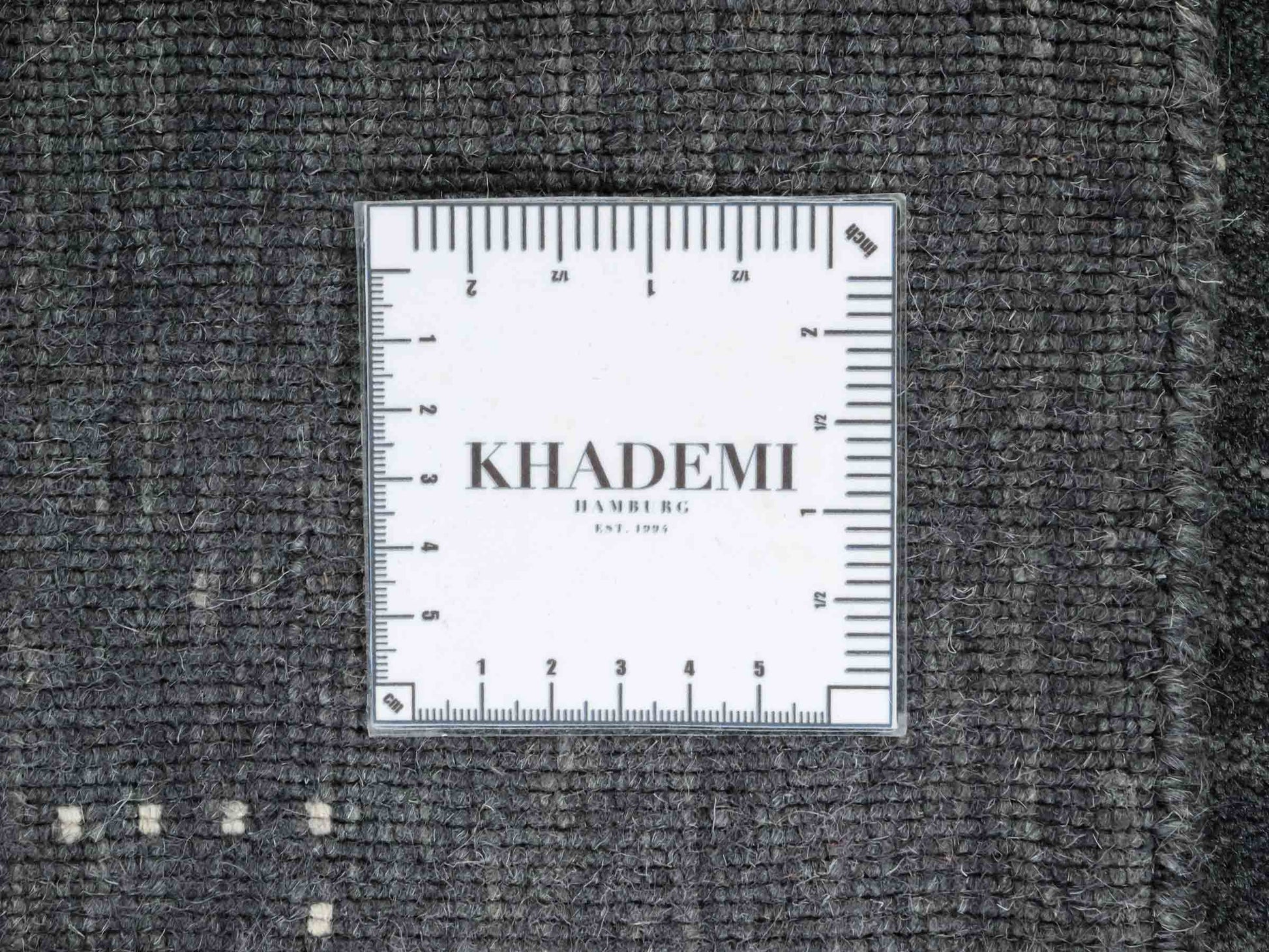 Moderner, Handloom Lori Gabbeh Orientteppich von Khademi aus Wolle, anthrazit. Geometrisches Nomaden-Design. Produziert in Indien. Größe: 151x91cm. Teppichnummer: KB4-1554. Verkauf durch Jupiter Intl.