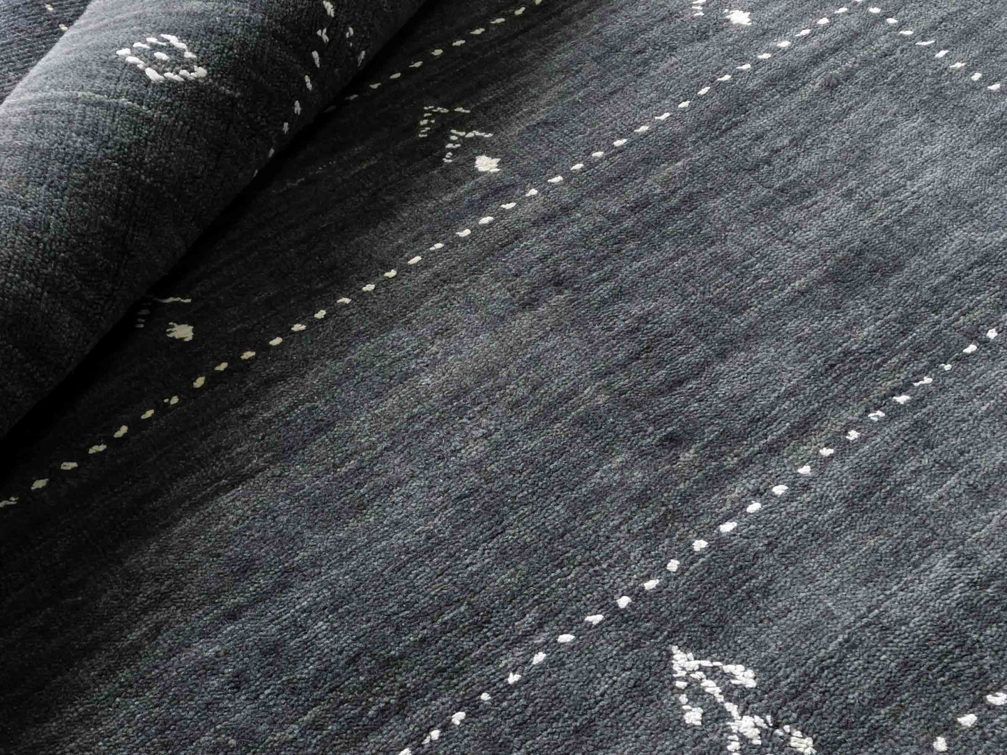 Moderner, Handloom Lori Gabbeh Orientteppich von Khademi aus Wolle, anthrazit. Geometrisches Nomaden-Design. Produziert in Indien. Größe: 151x93cm. Teppichnummer: KB4-1555. Verkauf durch Jupiter Intl.