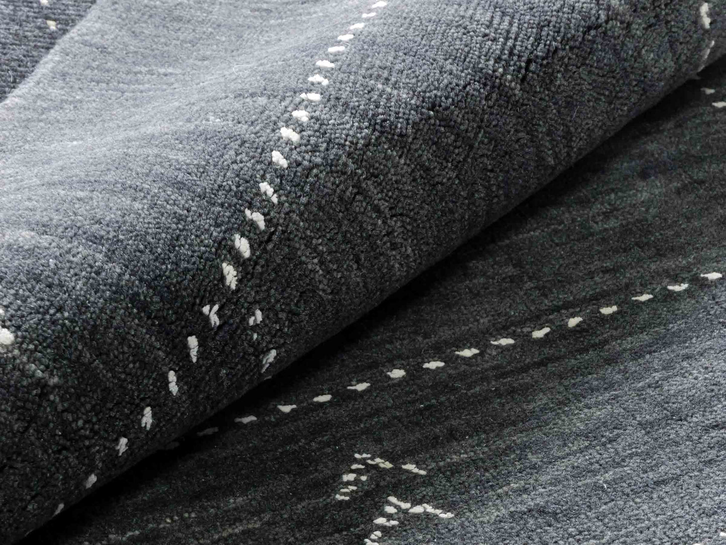 Moderner, Handloom Lori Gabbeh Orientteppich von Khademi aus Wolle, anthrazit. Geometrisches Nomaden-Design. Produziert in Indien. Größe: 151x93cm. Teppichnummer: KB4-1555. Verkauf durch Jupiter Intl.