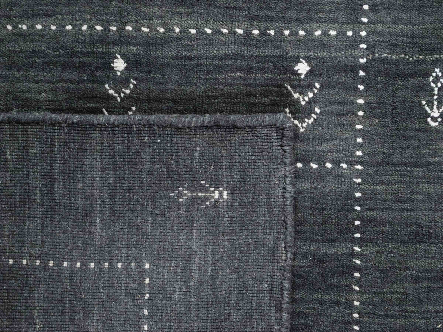 Moderner, Handloom Lori Gabbeh Orientteppich von Khademi aus Wolle, anthrazit. Geometrisches Nomaden-Design. Produziert in Indien. Größe: 151x93cm. Teppichnummer: KB4-1555. Verkauf durch Jupiter Intl.