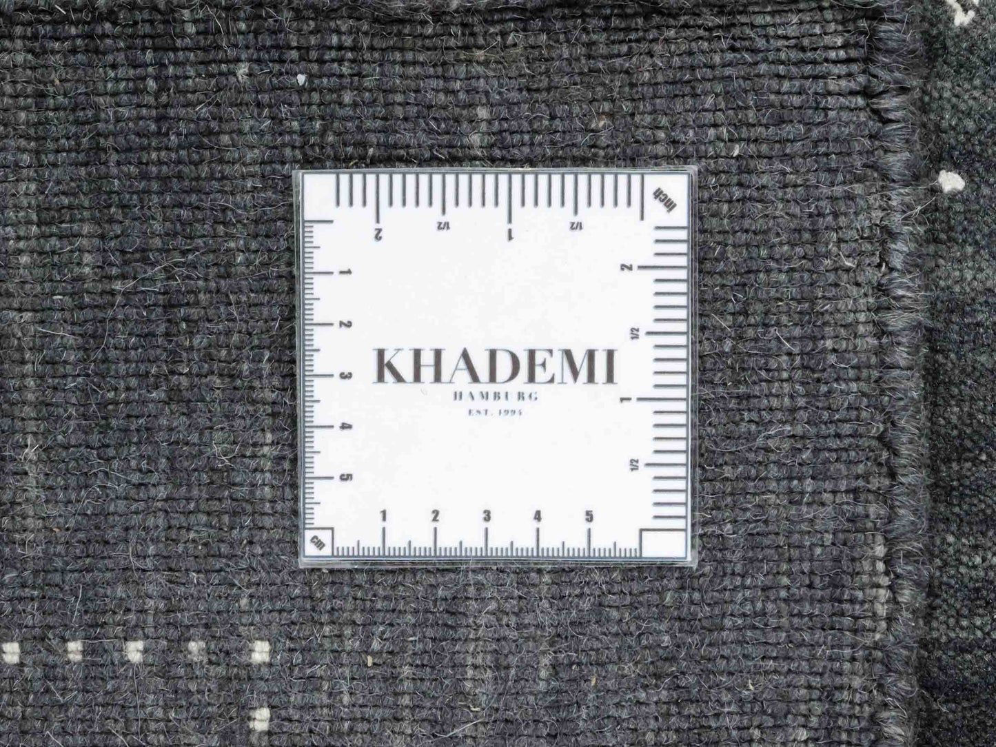 Moderner, Handloom Lori Gabbeh Orientteppich von Khademi aus Wolle, anthrazit. Geometrisches Nomaden-Design. Produziert in Indien. Größe: 151x93cm. Teppichnummer: KB4-1555. Verkauf durch Jupiter Intl.