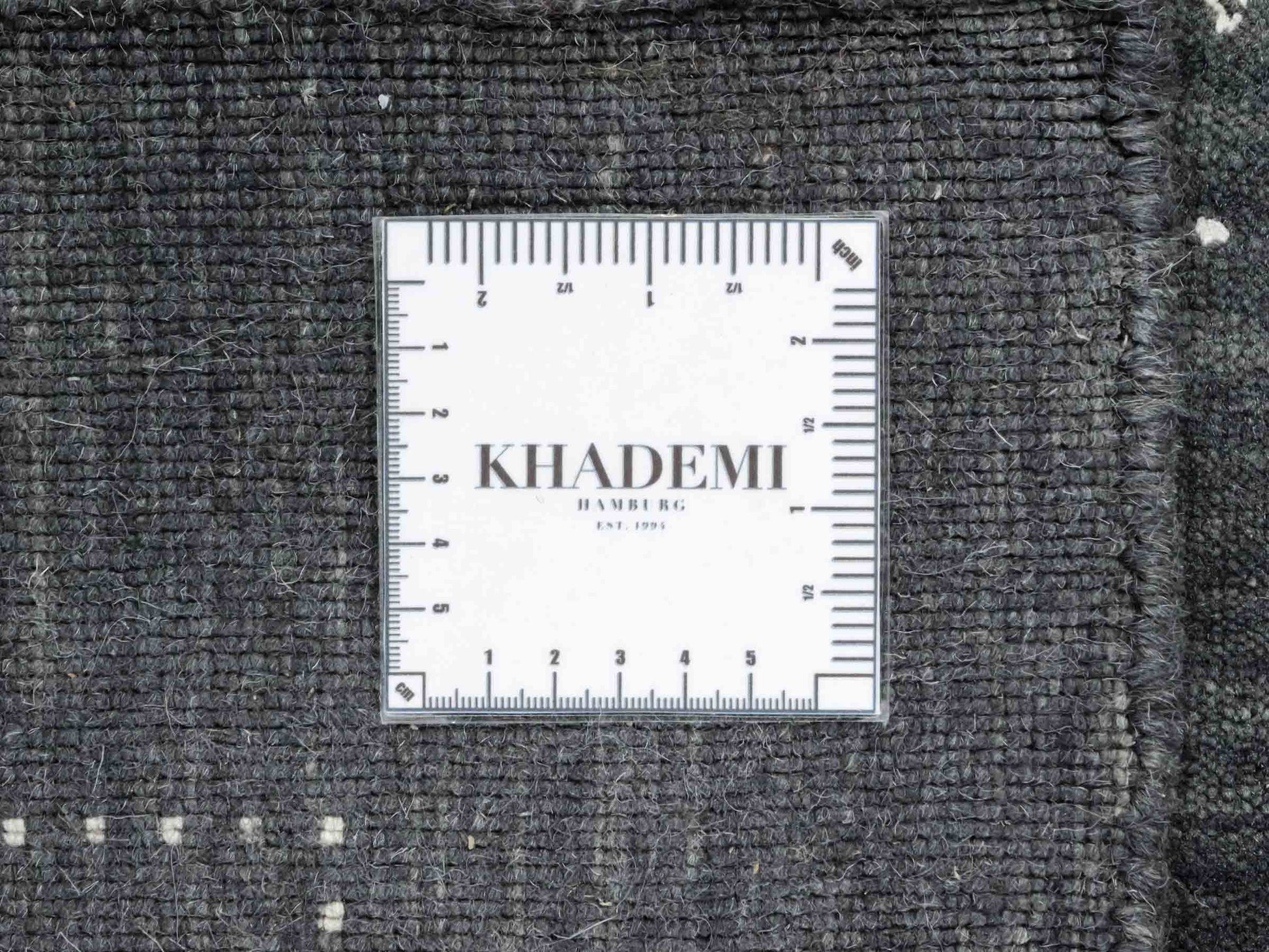 Moderner, Handloom Lori Gabbeh Orientteppich von Khademi aus Wolle, anthrazit. Geometrisches Nomaden-Design. Produziert in Indien. Größe: 151x93cm. Teppichnummer: KB4-1555. Verkauf durch Jupiter Intl.