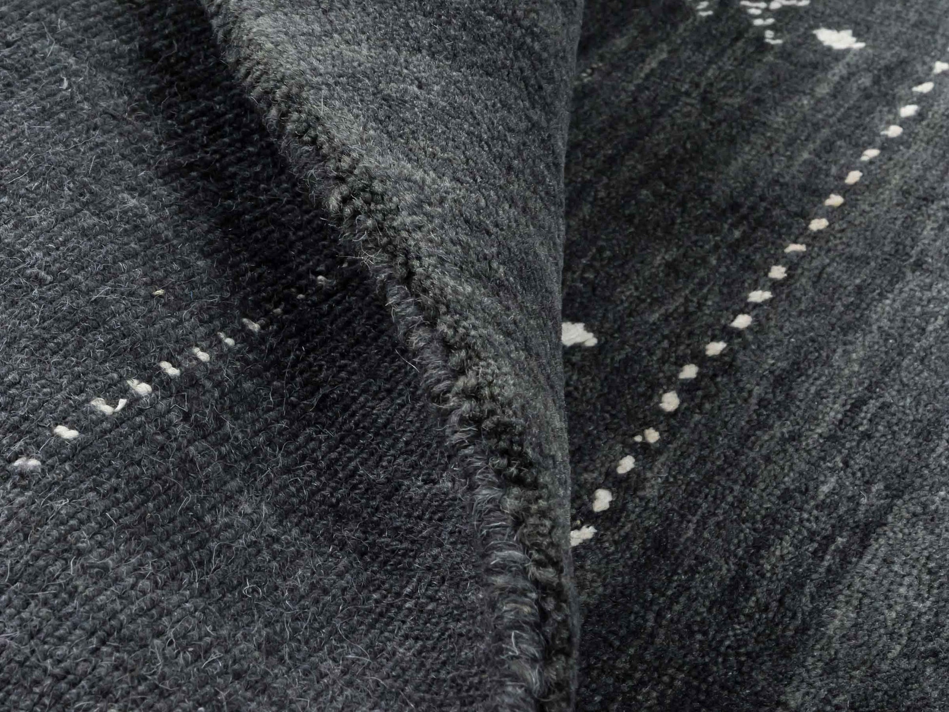 Moderner, Handloom Lori Gabbeh Orientteppich von Khademi aus Wolle, anthrazit. Geometrisches Nomaden-Design. Produziert in Indien. Größe: 151x93cm. Teppichnummer: KB4-1555. Verkauf durch Jupiter Intl.