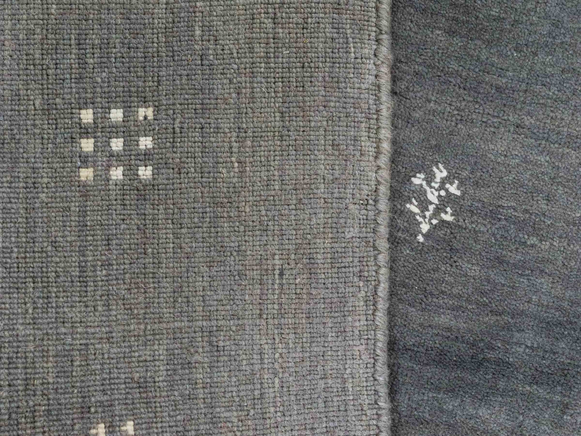 Moderner, Handloom Lori Gabbeh Orientteppich von Khademi aus Wolle, grau. Geometrisches Nomaden-Design. Produziert in Indien. Größe: 151x93cm. Teppichnummer: KB4-1548. Verkauf durch Jupiter Intl.