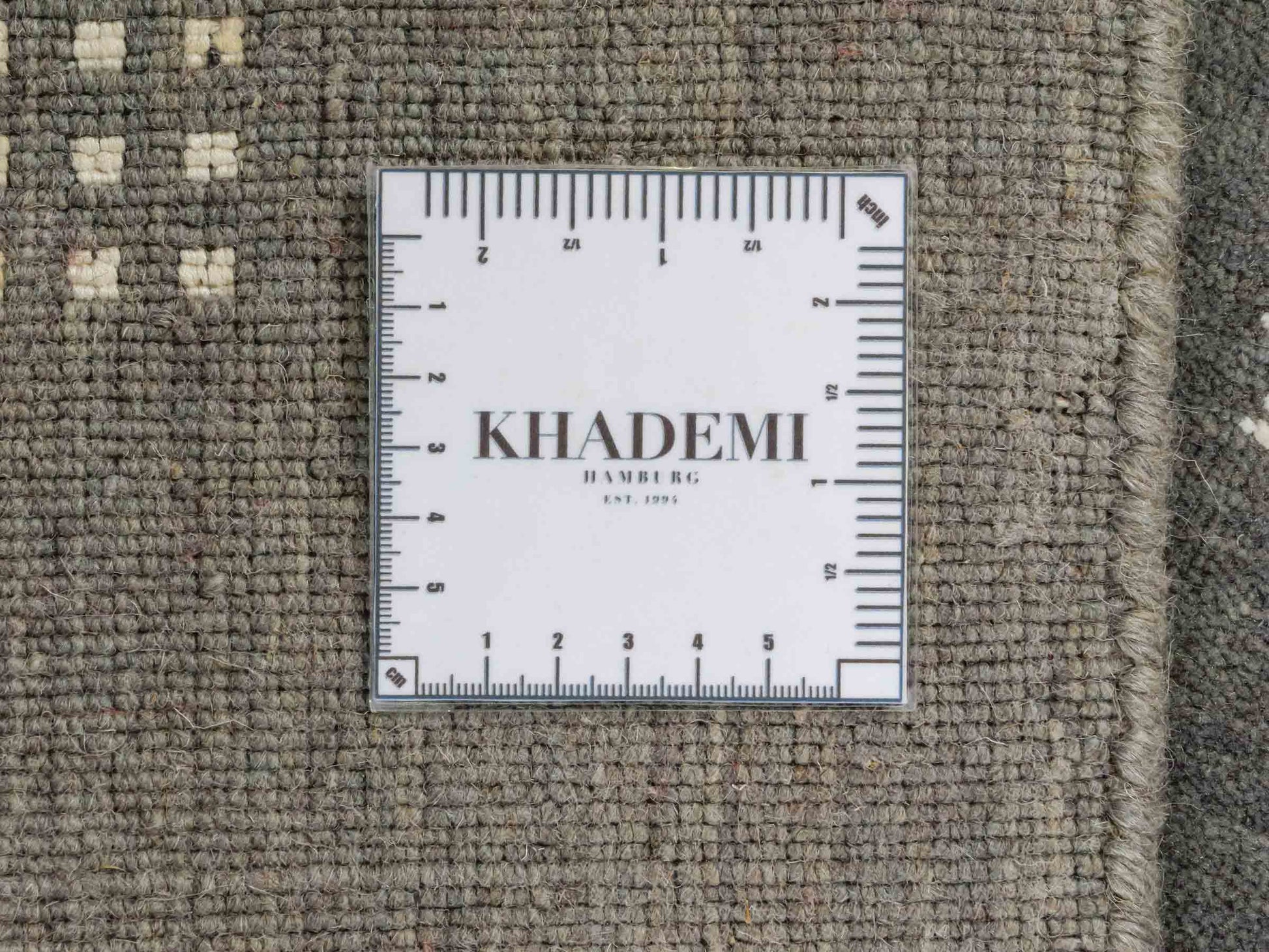 Moderner, Handloom Lori Gabbeh Orientteppich von Khademi aus Wolle, grau. Geometrisches Nomaden-Design. Produziert in Indien. Größe: 151x93cm. Teppichnummer: KB4-1548. Verkauf durch Jupiter Intl.