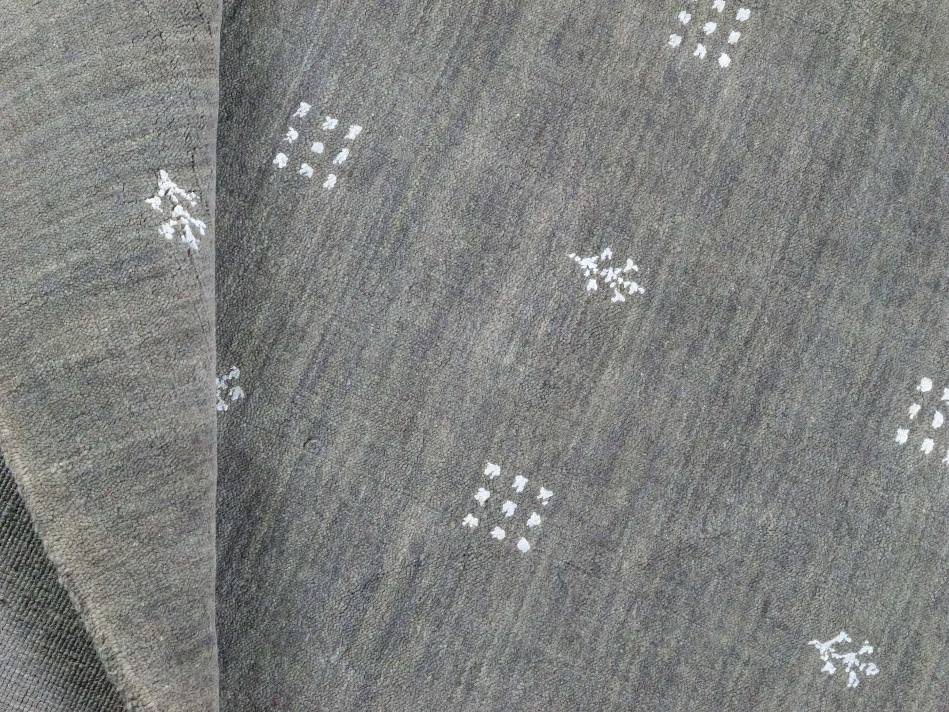 Moderner, Handloom Lori Gabbeh Orientteppich von Khademi aus Wolle, grau. Geometrisches Nomaden-Design. Produziert in Indien. Größe: 151x93cm. Teppichnummer: KB4-1557. Verkauf durch Jupiter Intl.