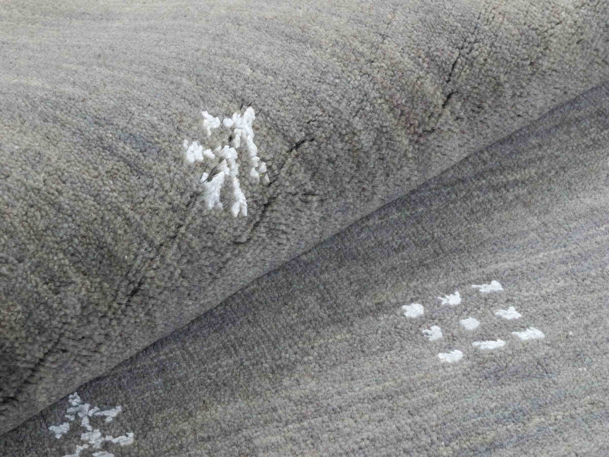 Moderner, Handloom Lori Gabbeh Orientteppich von Khademi aus Wolle, grau. Geometrisches Nomaden-Design. Produziert in Indien. Größe: 151x93cm. Teppichnummer: KB4-1557. Verkauf durch Jupiter Intl.