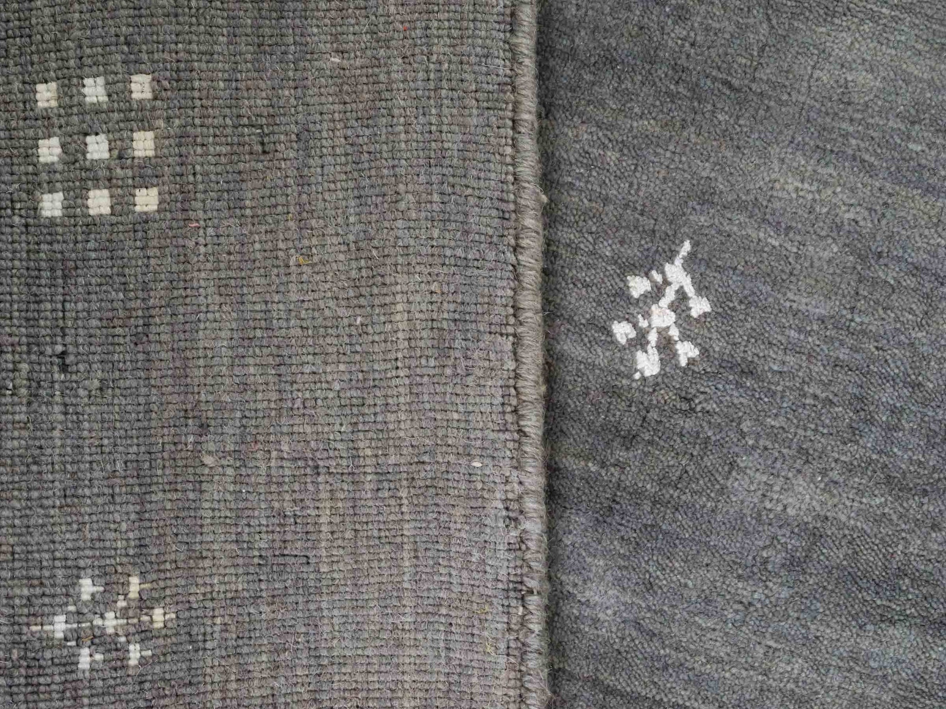 Moderner, Handloom Lori Gabbeh Orientteppich von Khademi aus Wolle, grau. Geometrisches Nomaden-Design. Produziert in Indien. Größe: 151x93cm. Teppichnummer: KB4-1557. Verkauf durch Jupiter Intl.