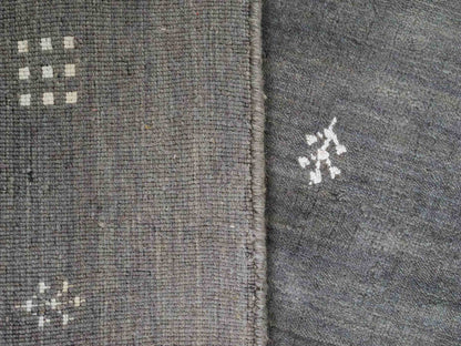 Moderner, Handloom Lori Gabbeh Orientteppich von Khademi aus Wolle, grau. Geometrisches Nomaden-Design. Produziert in Indien. Größe: 151x93cm. Teppichnummer: KB4-1557. Verkauf durch Jupiter Intl.