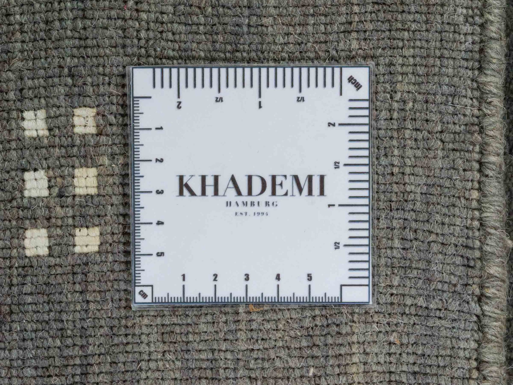 Moderner, Handloom Lori Gabbeh Orientteppich von Khademi aus Wolle, grau. Geometrisches Nomaden-Design. Produziert in Indien. Größe: 151x93cm. Teppichnummer: KB4-1557. Verkauf durch Jupiter Intl.