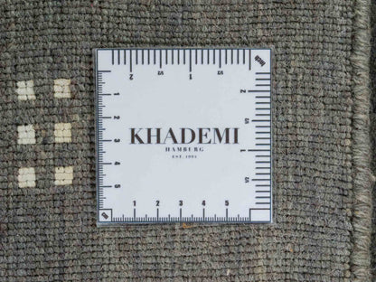 Moderner, Handloom Lori Gabbeh Orientteppich von Khademi aus Wolle, grau. Geometrisches Nomaden-Design. Produziert in Indien. Größe: 151x93cm. Teppichnummer: KB4-1557. Verkauf durch Jupiter Intl.