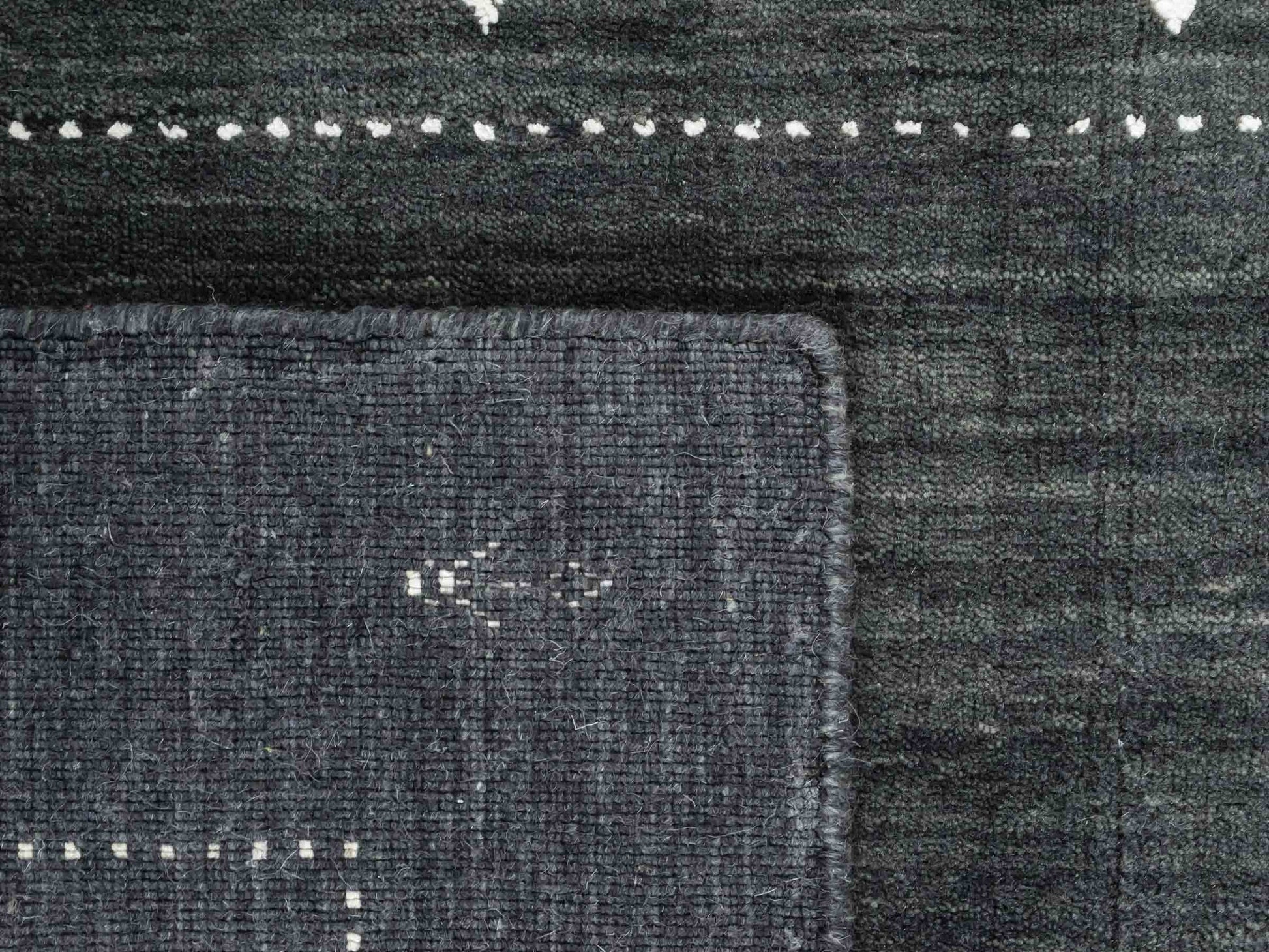 Moderner, Handloom Lori Gabbeh Orientteppich von Khademi aus Wolle, anthrazit. Geometrisches Nomaden-Design. Produziert in Indien. Größe: 152x91cm. Teppichnummer: KB4-1545. Verkauf durch Jupiter Intl.