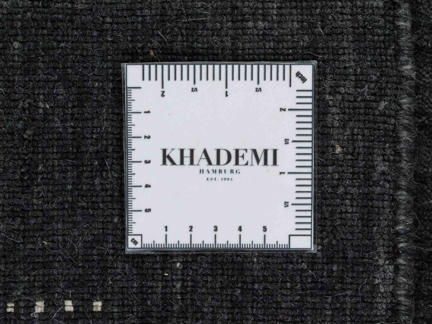 Moderner, Handloom Lori Gabbeh Orientteppich von Khademi aus Wolle, anthrazit. Geometrisches Nomaden-Design. Produziert in Indien. Größe: 152x91cm. Teppichnummer: KB4-1545. Verkauf durch Jupiter Intl.