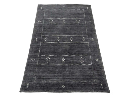 Moderner, Handloom Lori Gabbeh Orientteppich von Khademi aus Wolle, anthrazit. Geometrisches Nomaden-Design. Produziert in Indien. Größe: 152x91cm. Teppichnummer: KB4-1545. Verkauf durch Jupiter Intl.