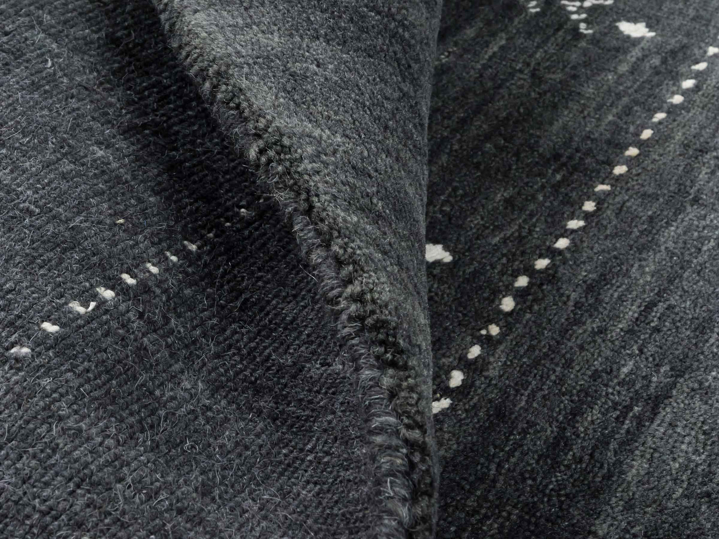 Moderner, Handloom Lori Gabbeh Orientteppich von Khademi aus Wolle, anthrazit. Geometrisches Nomaden-Design. Produziert in Indien. Größe: 152x91cm. Teppichnummer: KB4-1545. Verkauf durch Jupiter Intl.