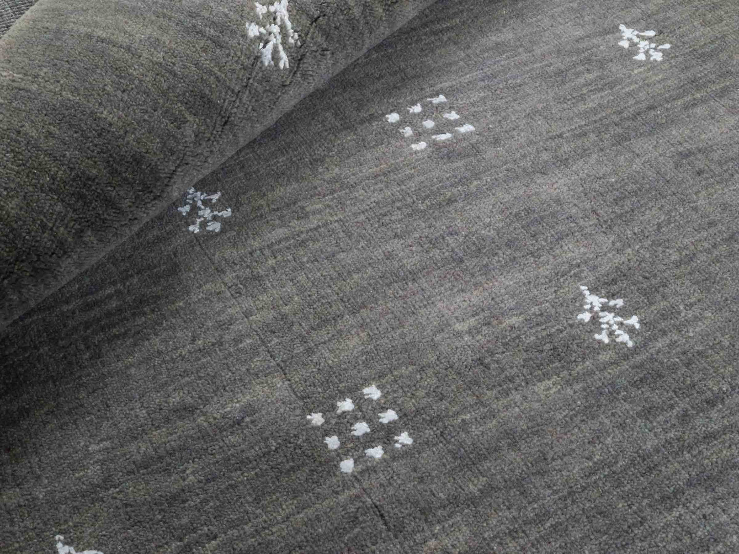 Moderner, Handloom Lori Gabbeh Orientteppich von Khademi aus Wolle, grau. Geometrisches Nomaden-Design. Produziert in Indien. Größe: 152x91cm. Teppichnummer: KB4-1547. Verkauf durch Jupiter Intl.