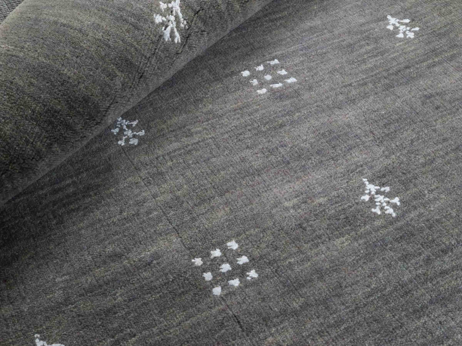 Moderner, Handloom Lori Gabbeh Orientteppich von Khademi aus Wolle, grau. Geometrisches Nomaden-Design. Produziert in Indien. Größe: 152x91cm. Teppichnummer: KB4-1547. Verkauf durch Jupiter Intl.