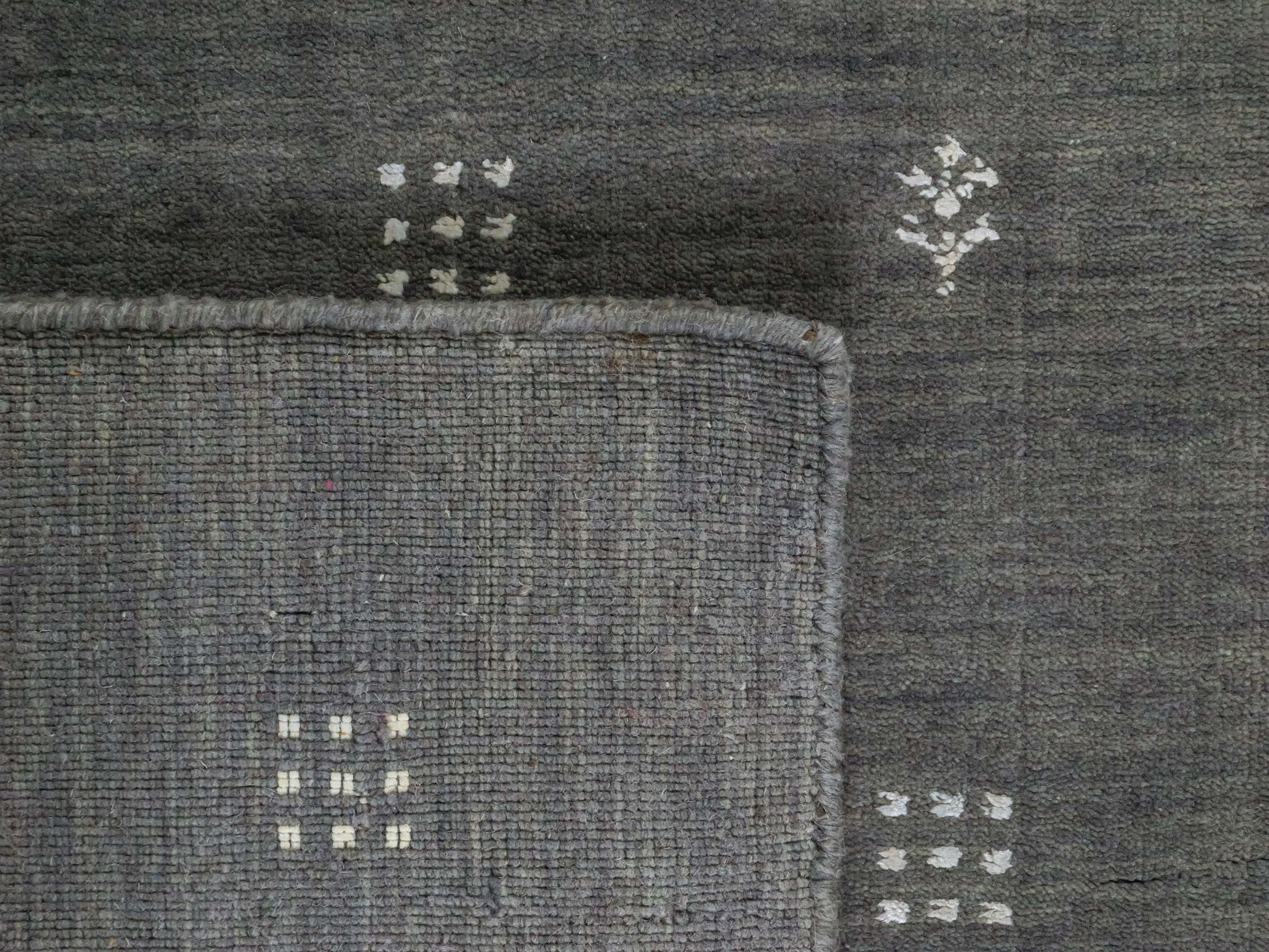 Moderner, Handloom Lori Gabbeh Orientteppich von Khademi aus Wolle, grau. Geometrisches Nomaden-Design. Produziert in Indien. Größe: 152x91cm. Teppichnummer: KB4-1547. Verkauf durch Jupiter Intl.