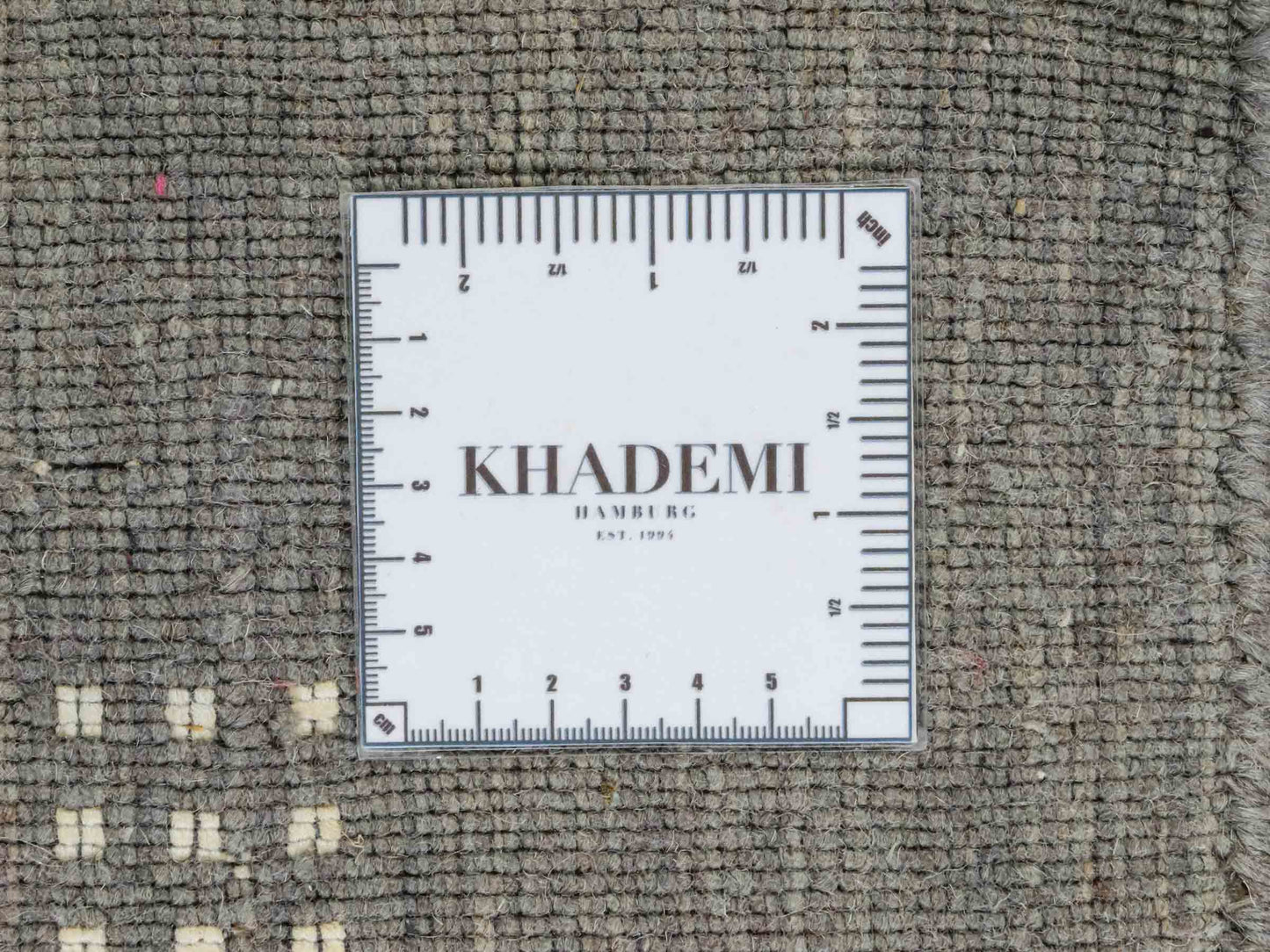 Moderner, Handloom Lori Gabbeh Orientteppich von Khademi aus Wolle, grau. Geometrisches Nomaden-Design. Produziert in Indien. Größe: 152x91cm. Teppichnummer: KB4-1547. Verkauf durch Jupiter Intl.