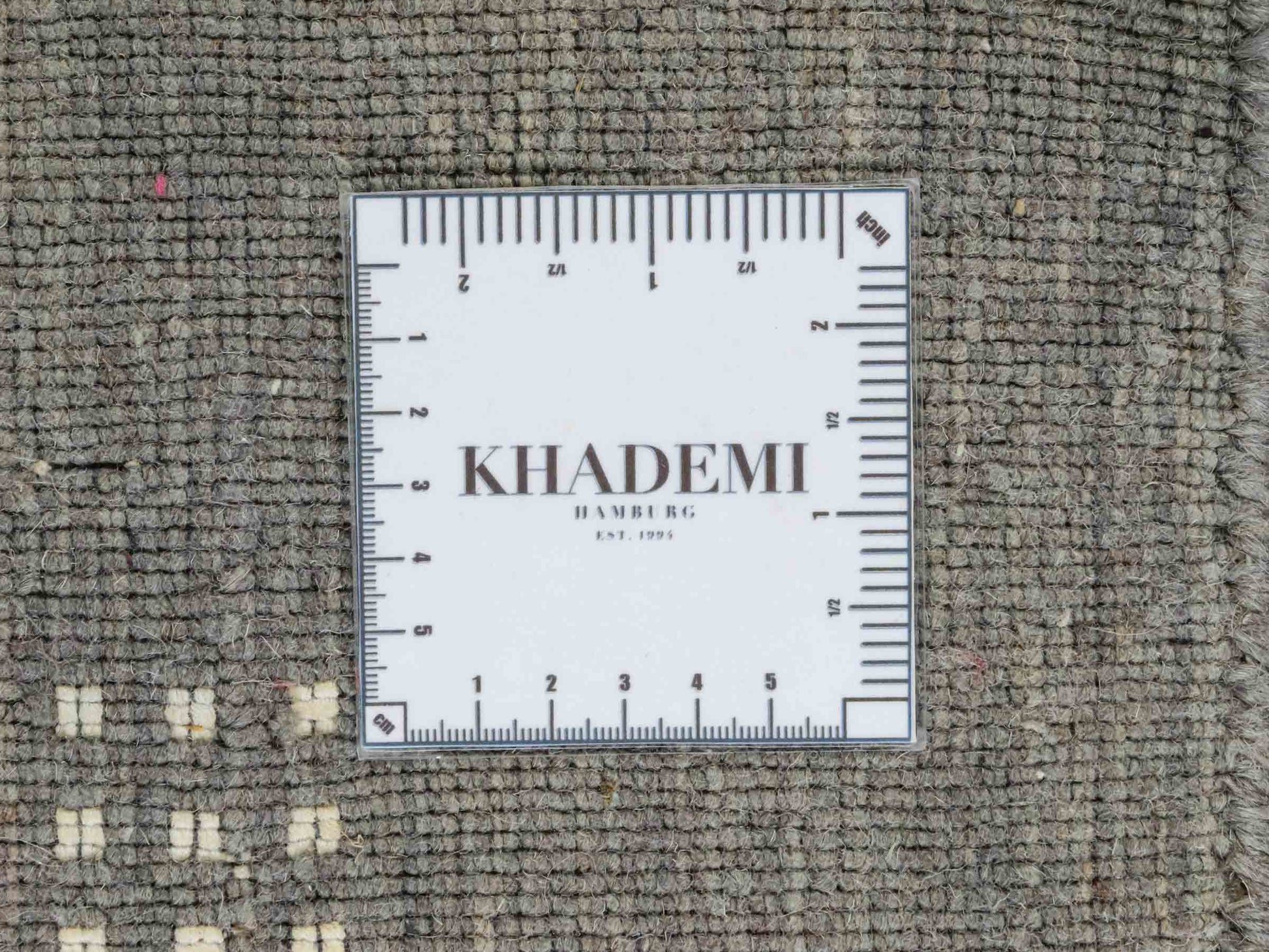 Moderner, Handloom Lori Gabbeh Orientteppich von Khademi aus Wolle, grau. Geometrisches Nomaden-Design. Produziert in Indien. Größe: 152x91cm. Teppichnummer: KB4-1547. Verkauf durch Jupiter Intl.