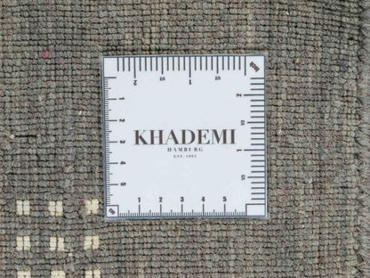 Moderner, Handloom Lori Gabbeh Orientteppich von Khademi aus Wolle, grau. Geometrisches Nomaden-Design. Produziert in Indien. Größe: 152x91cm. Teppichnummer: KB4-1547. Verkauf durch Jupiter Intl.