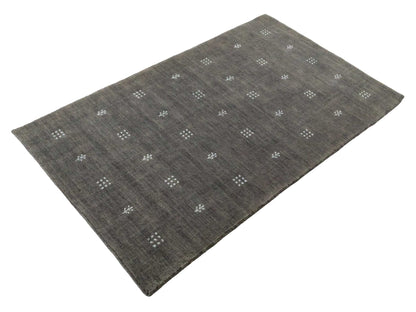 Moderner, Handloom Lori Gabbeh Orientteppich von Khademi aus Wolle, grau. Geometrisches Nomaden-Design. Produziert in Indien. Größe: 152x91cm. Teppichnummer: KB4-1547. Verkauf durch Jupiter Intl.