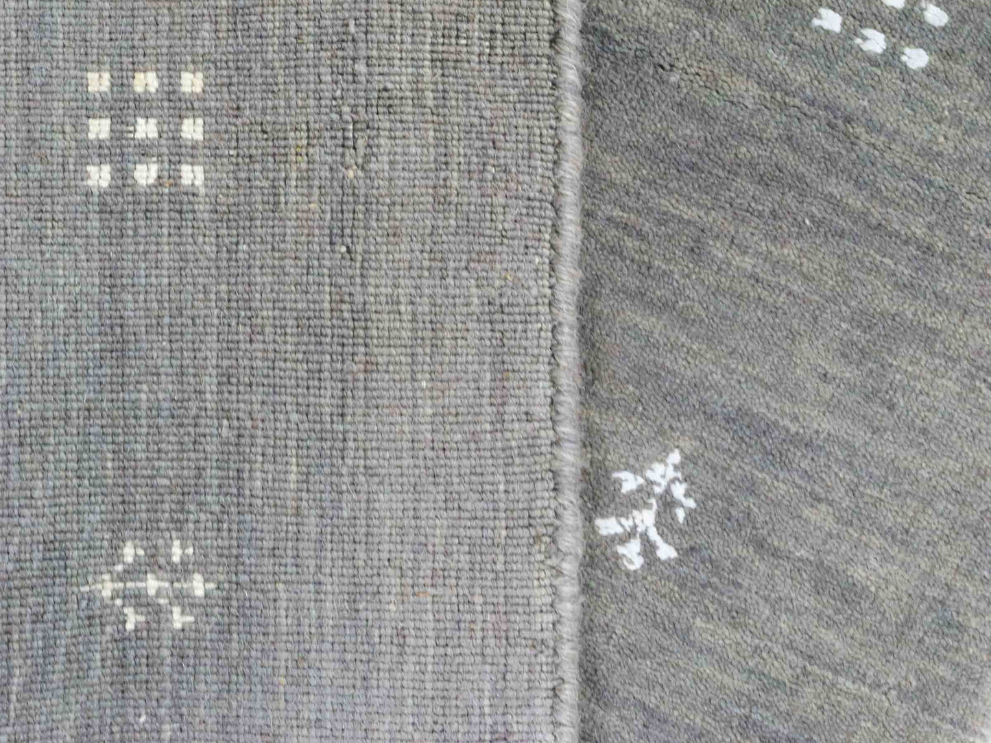 Moderner, Handloom Lori Gabbeh Orientteppich von Khademi aus Wolle, grau. Geometrisches Nomaden-Design. Produziert in Indien. Größe: 152x91cm. Teppichnummer: KB4-1549. Verkauf durch Jupiter Intl.