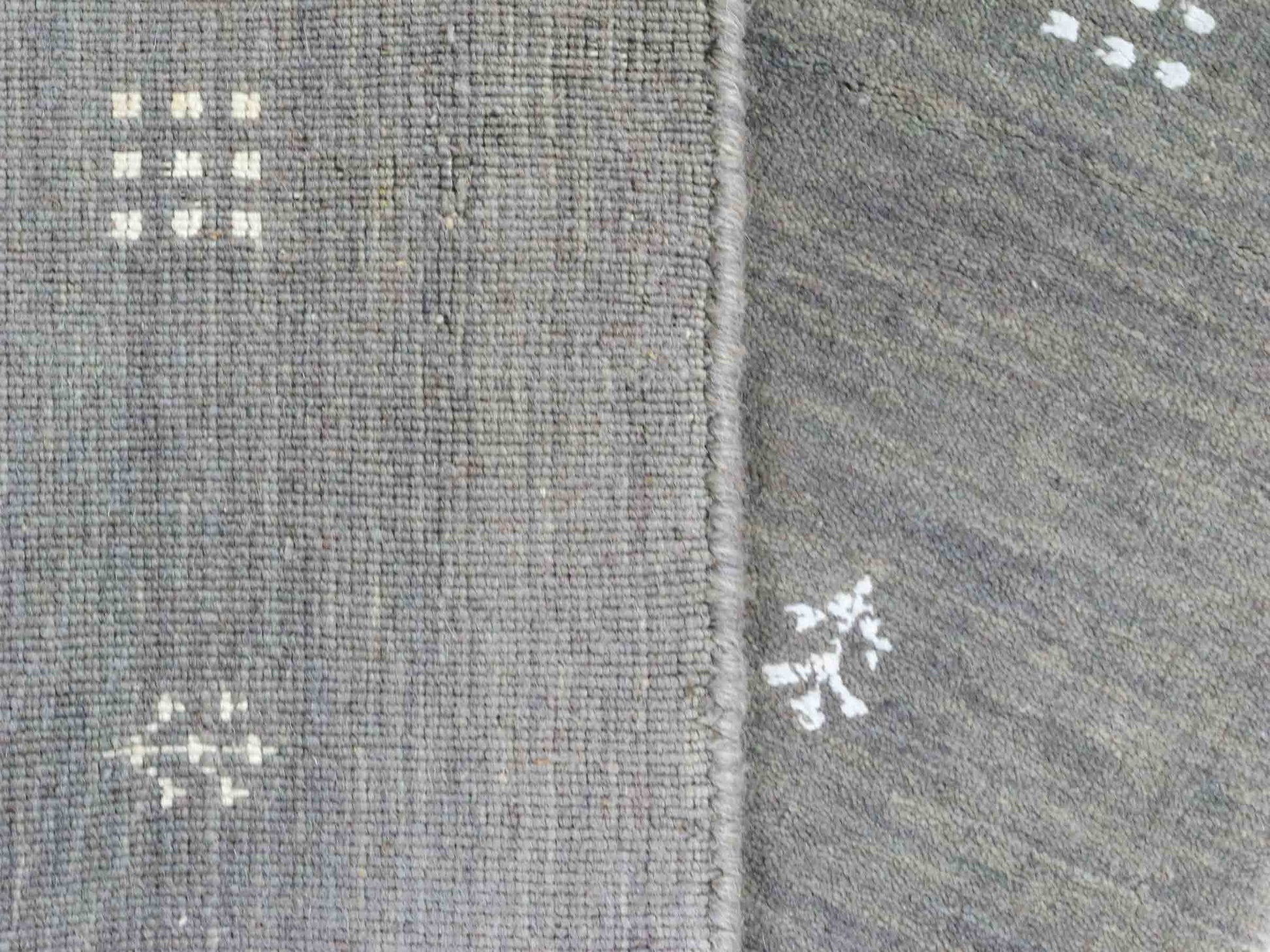 Moderner, Handloom Lori Gabbeh Orientteppich von Khademi aus Wolle, grau. Geometrisches Nomaden-Design. Produziert in Indien. Größe: 152x91cm. Teppichnummer: KB4-1549. Verkauf durch Jupiter Intl.