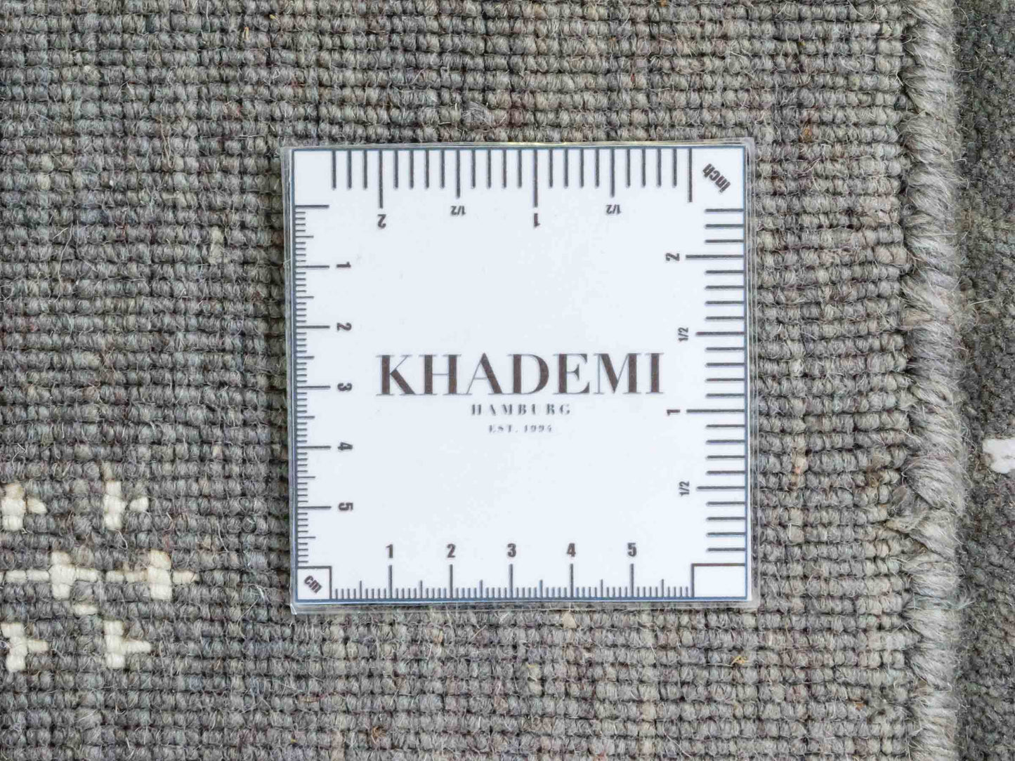 Moderner, Handloom Lori Gabbeh Orientteppich von Khademi aus Wolle, grau. Geometrisches Nomaden-Design. Produziert in Indien. Größe: 152x91cm. Teppichnummer: KB4-1549. Verkauf durch Jupiter Intl.