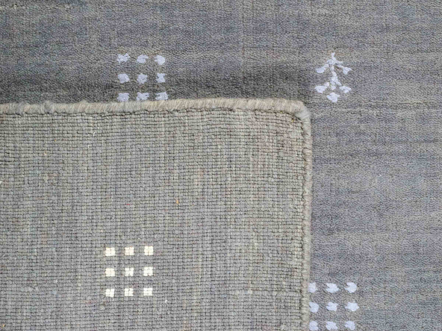 Moderner, Handloom Lori Gabbeh Orientteppich von Khademi aus Wolle, grau. Geometrisches Nomaden-Design. Produziert in Indien. Größe: 152x91cm. Teppichnummer: KB4-1550. Verkauf durch Jupiter Intl.