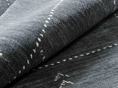 Moderner, Handloom Lori Gabbeh Orientteppich von Khademi aus Wolle, anthrazit. Nomaden-Design. Produziert in Indien. Größe: 152x92cm. Teppichnummer: KB4-1543. Verkauf durch Jupiter Intl.