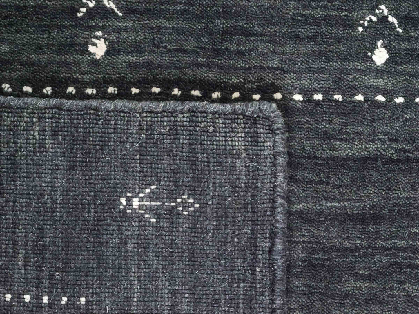 Moderner, Handloom Lori Gabbeh Orientteppich von Khademi aus Wolle, anthrazit. Nomaden-Design. Produziert in Indien. Größe: 152x92cm. Teppichnummer: KB4-1543. Verkauf durch Jupiter Intl.