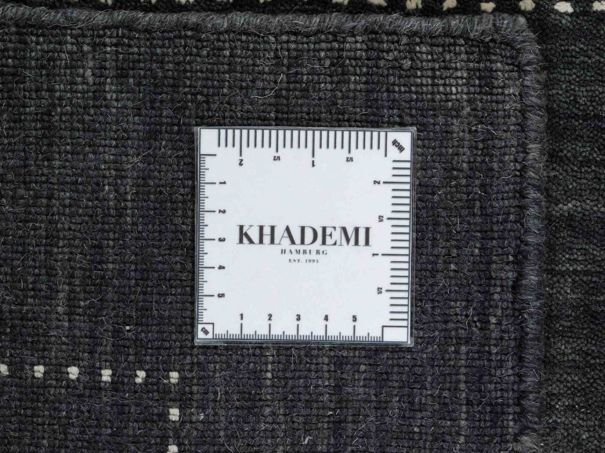 Moderner, Handloom Lori Gabbeh Orientteppich von Khademi aus Wolle, anthrazit. Nomaden-Design. Produziert in Indien. Größe: 152x92cm. Teppichnummer: KB4-1543. Verkauf durch Jupiter Intl.