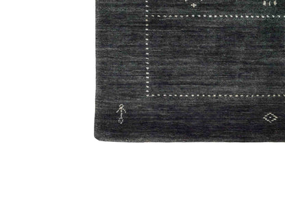 Moderner, Handloom Lori Gabbeh Orientteppich von Khademi aus Wolle, anthrazit. Nomaden-Design. Produziert in Indien. Größe: 152x92cm. Teppichnummer: KB4-1543. Verkauf durch Jupiter Intl.