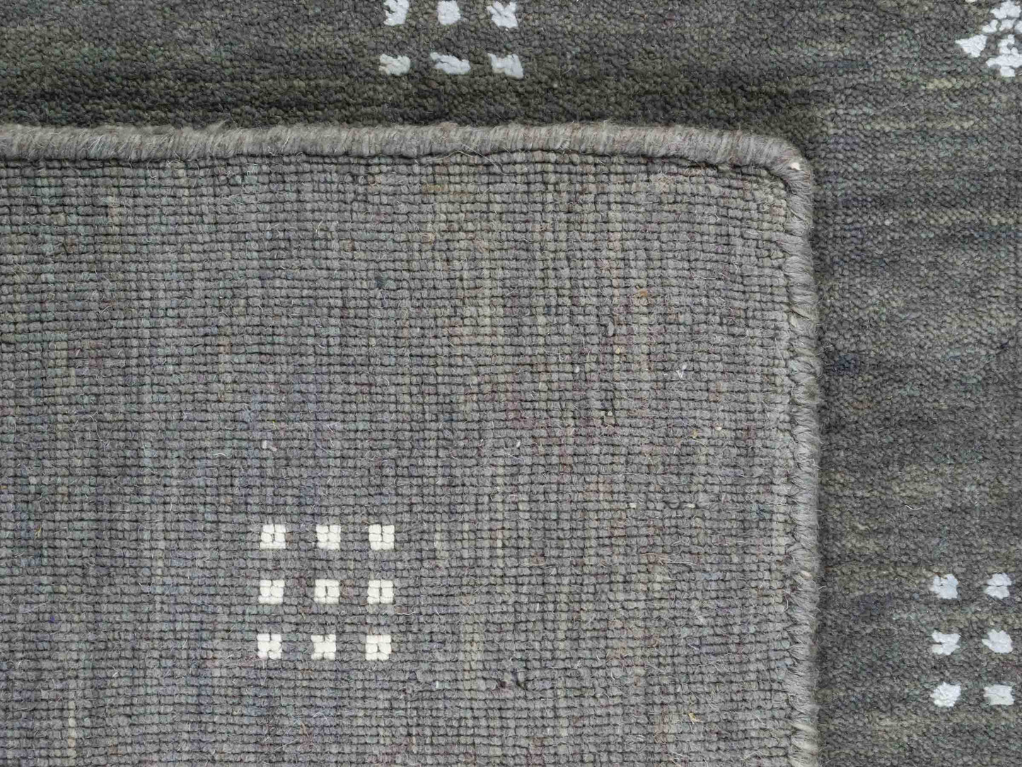 Moderner, Handloom Lori Gabbeh Orientteppich von Khademi aus Wolle, grau. Geometrisches Nomaden-Design. Produziert in Indien. Größe: 152x92cm. Teppichnummer: KB4-1552. Verkauf durch Jupiter Intl.