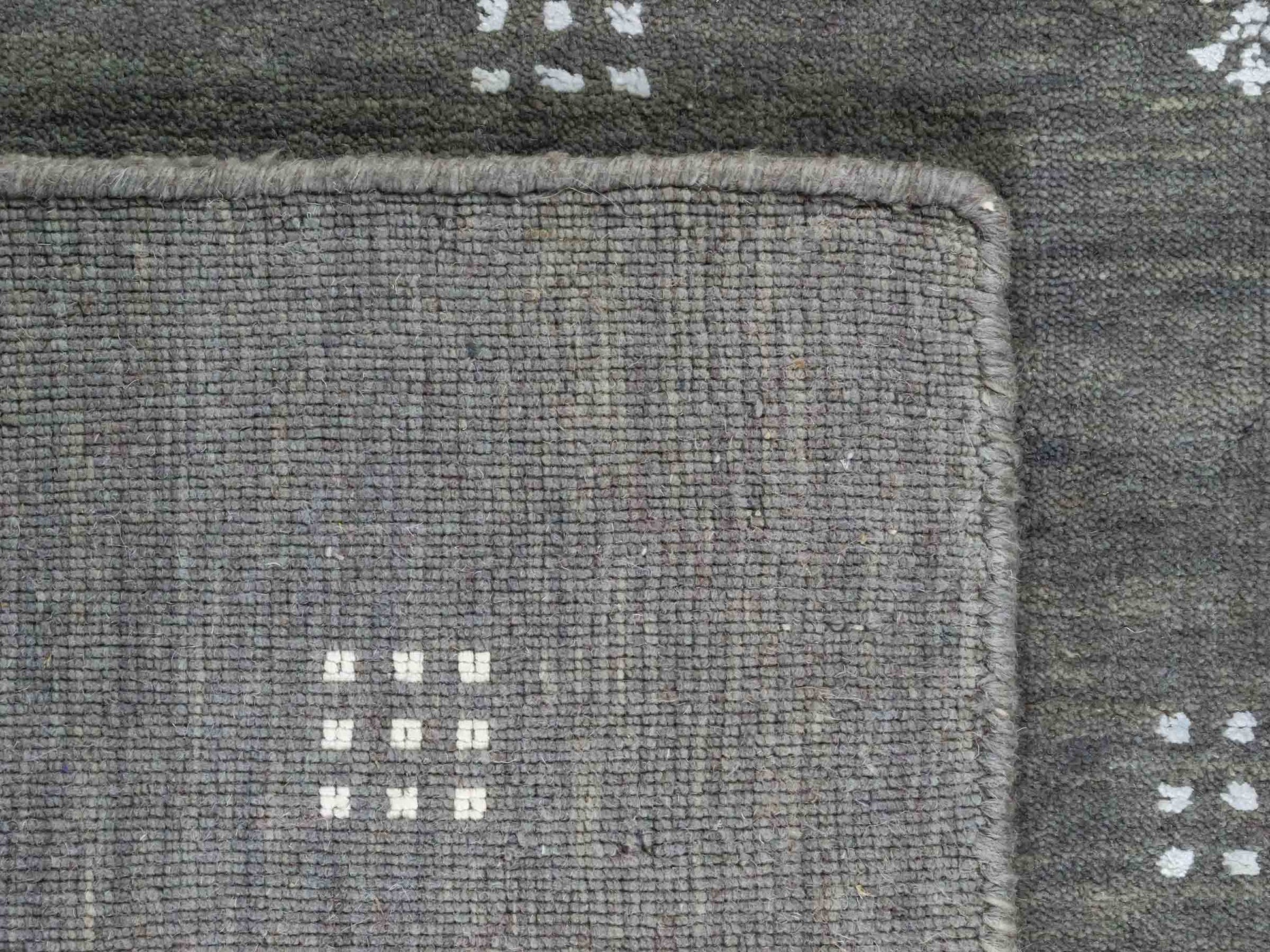 Moderner, Handloom Lori Gabbeh Orientteppich von Khademi aus Wolle, grau. Geometrisches Nomaden-Design. Produziert in Indien. Größe: 152x92cm. Teppichnummer: KB4-1552. Verkauf durch Jupiter Intl.