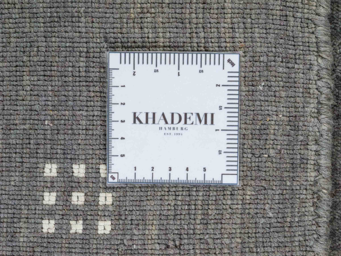 Moderner, Handloom Lori Gabbeh Orientteppich von Khademi aus Wolle, grau. Geometrisches Nomaden-Design. Produziert in Indien. Größe: 152x92cm. Teppichnummer: KB4-1552. Verkauf durch Jupiter Intl.