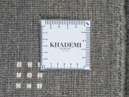 Moderner, Handloom Lori Gabbeh Orientteppich von Khademi aus Wolle, grau. Geometrisches Nomaden-Design. Produziert in Indien. Größe: 152x92cm. Teppichnummer: KB4-1552. Verkauf durch Jupiter Intl.