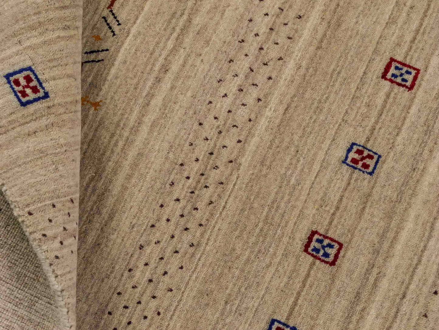 Moderner, Handloom Lori Orientteppich von Khademi aus Wolle, cremeweiß. Geometrisches Design. Produziert in Indien. Größe: 153x83cm. Teppichnummer: KB4-1529. Verkauf durch Jupiter Intl.