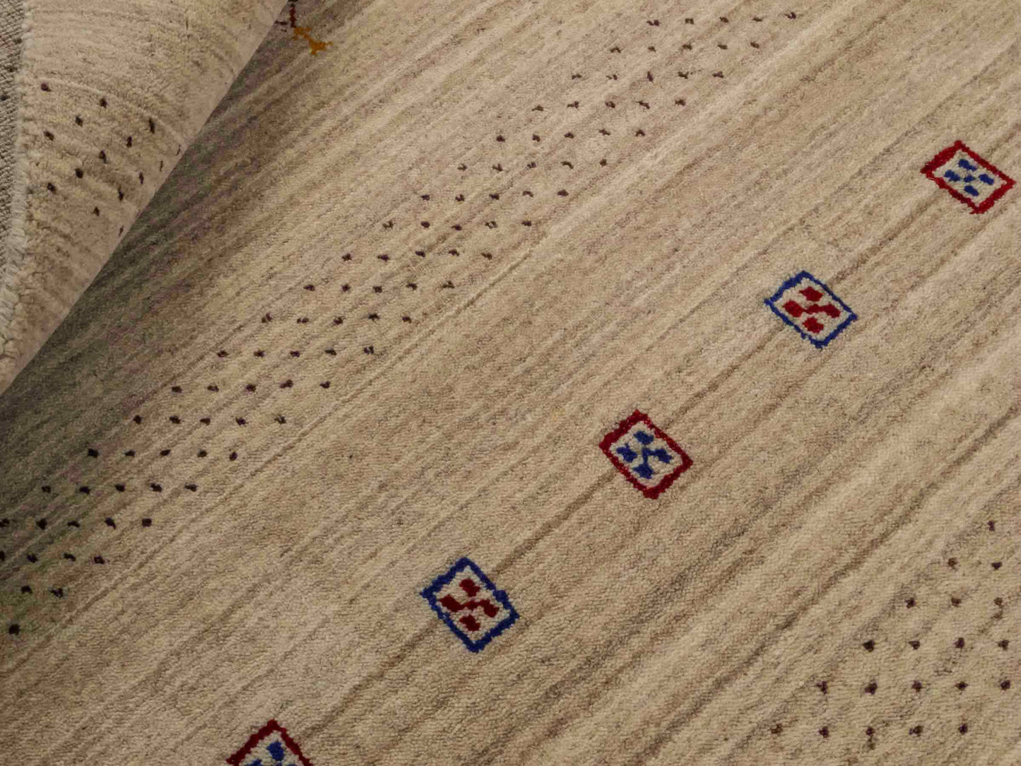 Moderner, Handloom Lori Orientteppich von Khademi aus Wolle, cremeweiß. Geometrisches Design. Produziert in Indien. Größe: 153x83cm. Teppichnummer: KB4-1529. Verkauf durch Jupiter Intl.