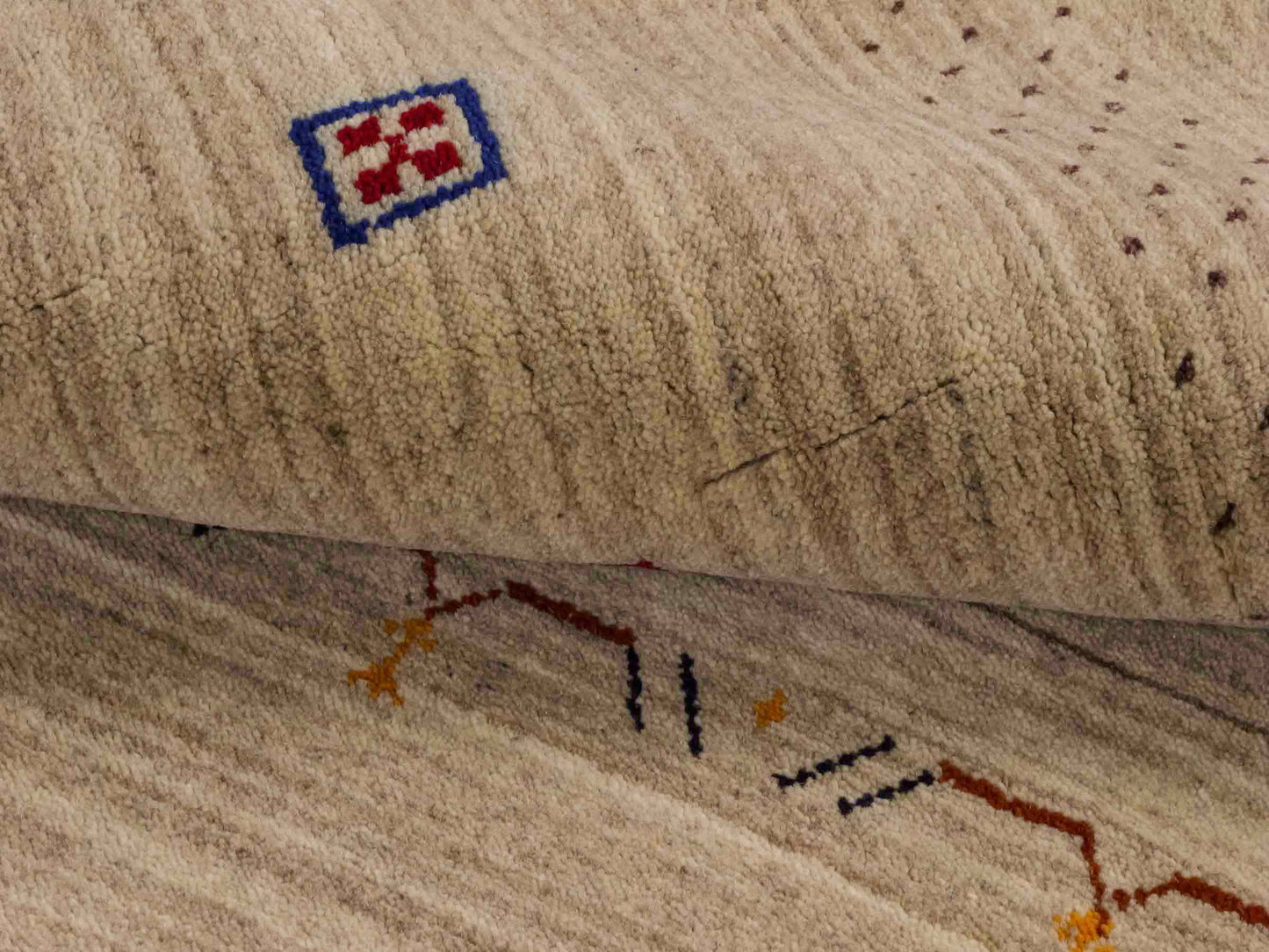 Moderner, Handloom Lori Orientteppich von Khademi aus Wolle, cremeweiß. Geometrisches Design. Produziert in Indien. Größe: 153x83cm. Teppichnummer: KB4-1529. Verkauf durch Jupiter Intl.